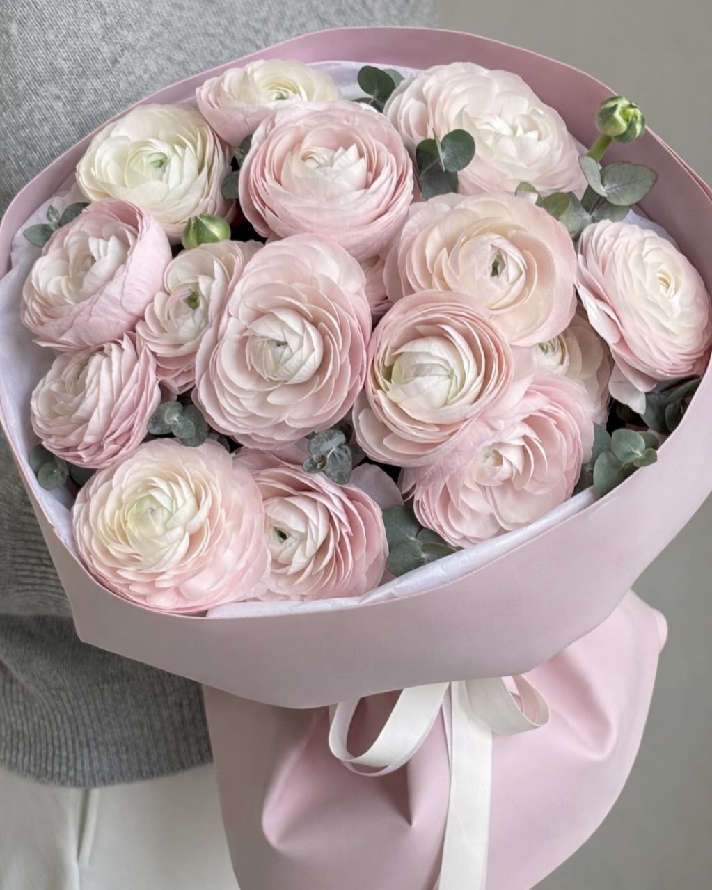 19 ранункулюсов с эвкалиптом